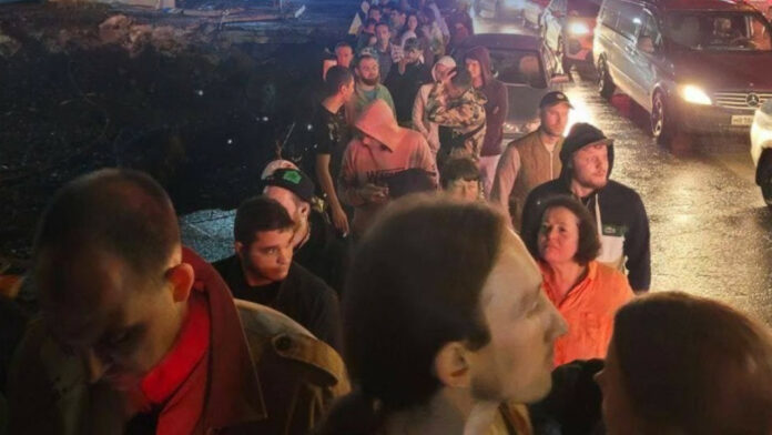 Ρωσία: Προσπαθούν να περάσουν στη Γεωργία μετά την κήρυξη επιστράτευσης – Φωτογραφία