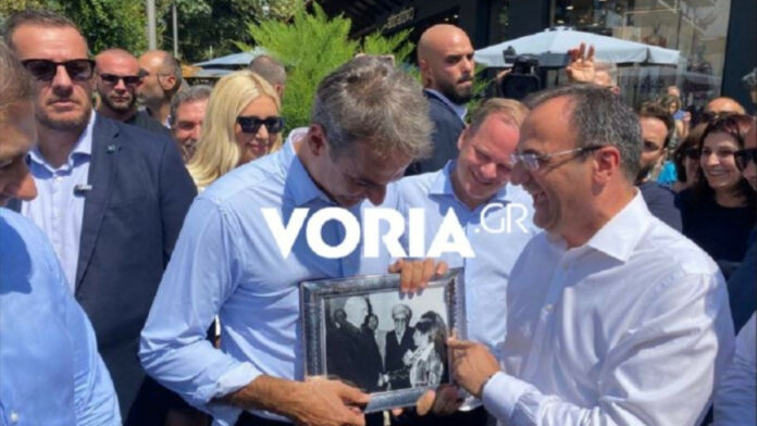 Σέρρες: Χάρισαν στον πρωθυπουργό φωτογραφία όταν χαιρετούσε μικρός τον Καραμανλή