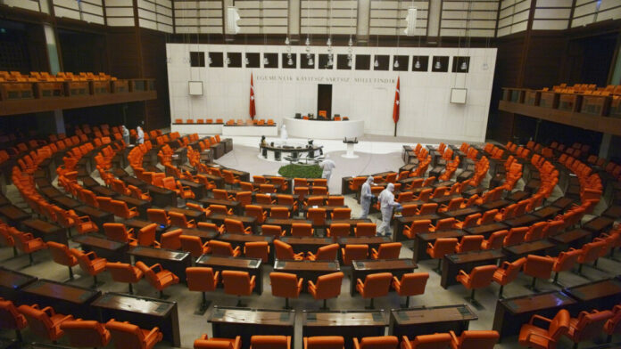 Σε παραλήρημα -και- ο πρόεδρος της Τουρκικής Εθνοσυνέλευσης: Απειλή για την ασφάλειά μας οι ενέργειες της Ελλάδας