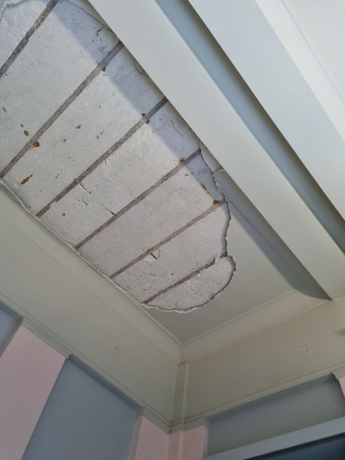 Σεισμός στη Σάμο: Κατέρρευσε μέρος της οροφής του Δημαρχείου – «Ο Θεός μάς φύλαξε»