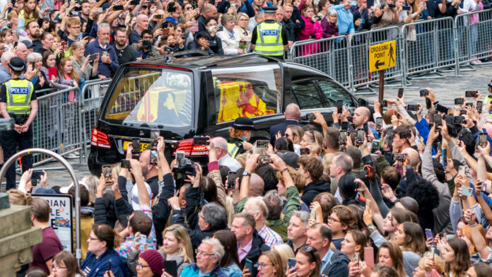 Σκωτία: Δεκάδες χιλιάδες στην ουρά για το λαϊκό προσκύνημα της Ελισάβετ (βίντεο – φωτογραφίες)