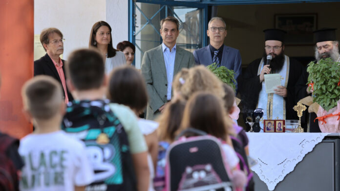 Στον αγιασμό του 2ο Δημοτικού Σχολείου Δραπετσώνας ο πρωθυπουργός (φωτογραφίες)