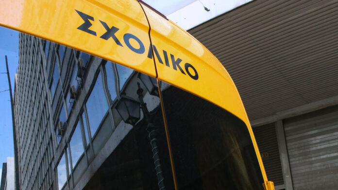 Σύλληψη οδηγού και συνοδού σχολικού λεωφορείου – Είχαν ξεχάσει μέσα παιδί