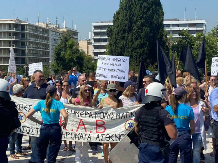 Σύνταγμα: Συγκέντρωση υγειονομικών σε αναστολή