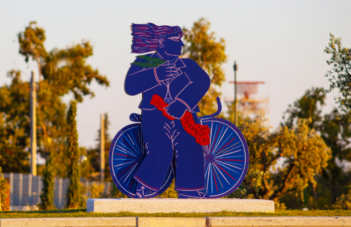 Το επιβλητικό γλυπτό «Ποδηλάτης» βασισμένο στο έργο του Αλέκου Φασιανού στο The Ellinikon Experience Park