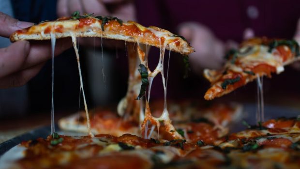 Το φαγητό συχνά το βράδυ αυξάνει την πιθανότητα κατάθλιψης και άγχους