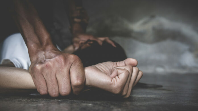 Υπόθεση Πατησίων: Γυναίκα καταγγέλει ότι την βίασε άντρας μπροστά στη σύντροφό του