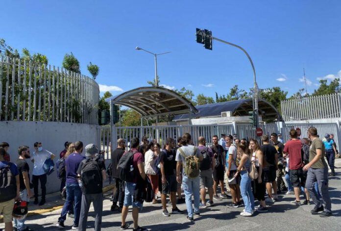 Φοιτητές διαδηλώνουν έξω από το ΠΡΟ-ΠΟ κατά της πανεπιστημιακής αστυνομίας