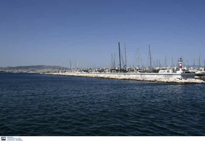 Φωτιά σε σκάφος στη Μαρίνα Αλίμου, δυο τραυματίες