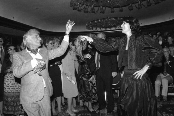 Φωτογραφία – ντοκουμέντο: Η Ειρήνη Παππά χορεύει μπάλο με τον Λέοναρντ Μπερνστάιν
