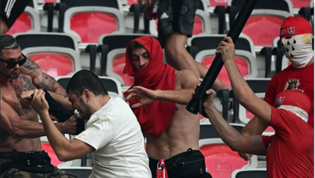 Χάος στο Νις – Κολωνία: Ξύλο με έναν οπαδό τραυματία και όλα δείχνουν αναβολή (vid)