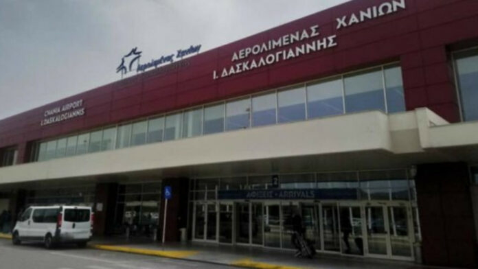 Χαμός στο αεροδρόμιο Χανίων: Τουρίστρια χόρευε, έλεγε μαντινάδες και πετούσε αφρό από πυροσβεστήρα