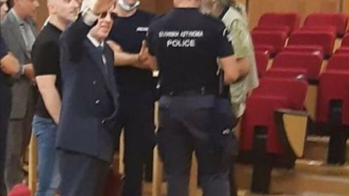 Δίκη Χρυσής Αυγής: Ναζιστικός χαιρετισμός από τον Κώστα Πλεύρη μέσα στη δικαστική αίθουσα