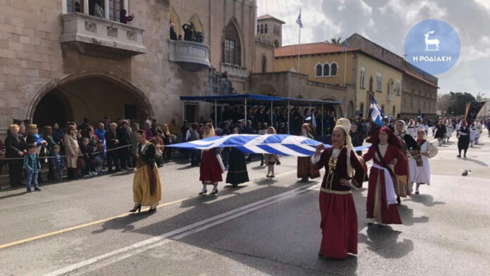 Ρόδος: Μαθητές με μαύρη κορδέλα στο πέτο ως ένδειξη πένθους για τα Τέμπη