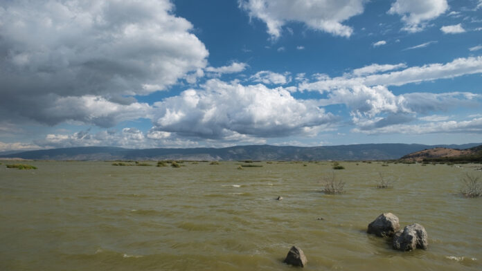 Ανεβαίνει η στάθμη του νερού στη λίμνη Κάρλα του Βόλου – Σε εξέλιξη το πλημμυρικό φαινόμενο