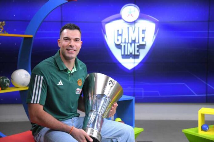 Ο Κώστας Σλούκας τραγούδησε το σύνθημα «τριφυλλάρα μου σε αγαπώ» στο ΟΠΑΠ GAME TIME