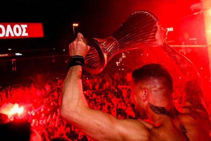 Τρελάθηκε ο Πειραιάς με τον θρίαμβο του Ολυμπιακού – Δείτε φωτογραφίες και βίντεο με τους ξέφρενους πανηγυρισμούς