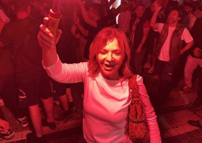 Η βουλευτής του ΠΑΣΟΚ που έδωσε παλμό στα πανηγύρια στο Αγρίνιο για την κατάκτηση του Conference League από τον Ολυμπιακό