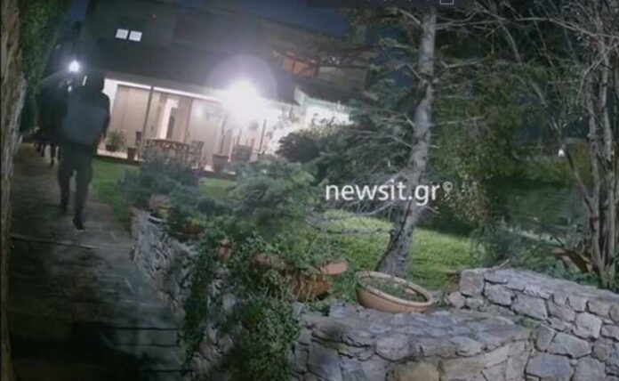 Πέντε βίντεο ντοκουμέντα με τη δράση της συμμορίας που «σήκωσε» 1 εκατ. από κοσμηματοπωλεία και σπίτια – «Πάρε αυτό δεν προλαβαίνουμε»