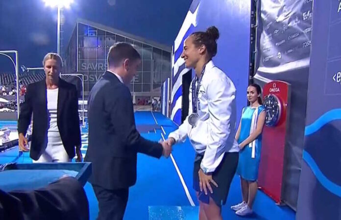 Νόρα Δράκου: Η απονομή του ασημένιου μεταλλίου στα 50μ. ελεύθερο του Ευρωπαϊκού πρωταθλήματος υγρού στίβου