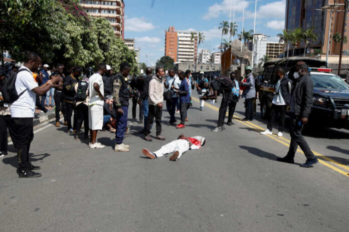 Χάος και αιματηρά επεισόδια στην Κένυα – Η κυβέρνηση βγάζει τον στρατό στους δρόμους