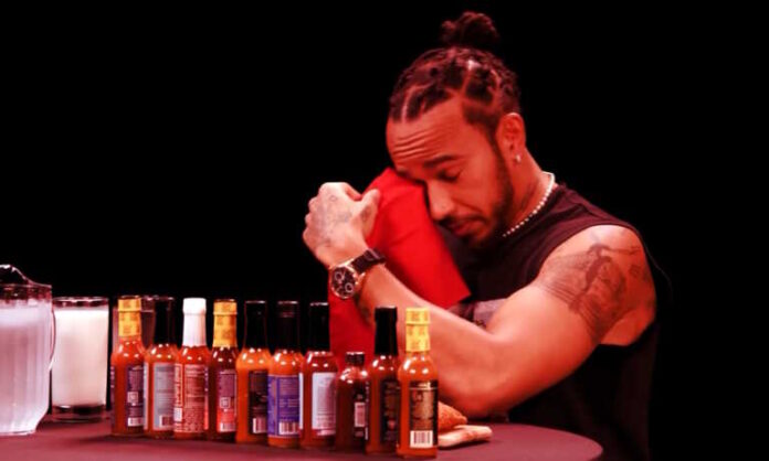 Ο Λιούις Χάμιλτον υπέφερε στην εκπομπή «Hot Ones» – «Πονάει όταν ανασαίνεις»