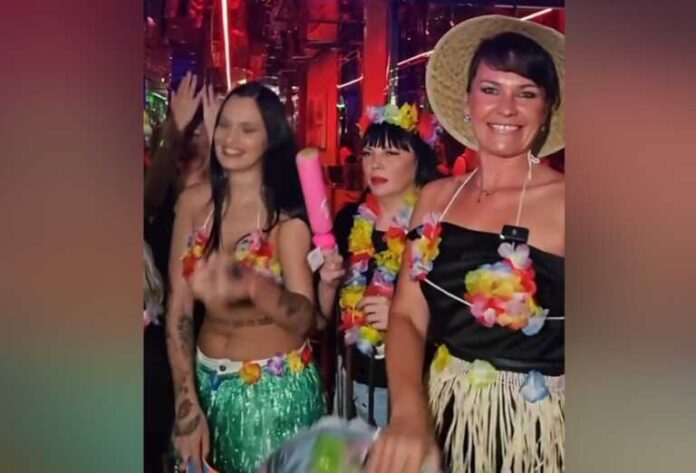 Η «Παμ» από το «Σκορπιό» ξαναχτύπησε σε καλοκαιρινή βερσιόν μαζί με τις φίλες της