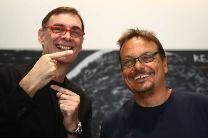 Επικές φωτογραφίες με Αταμάν και Μπαρτζώκα να φορούν πράσινα και κόκκινα γυαλιά