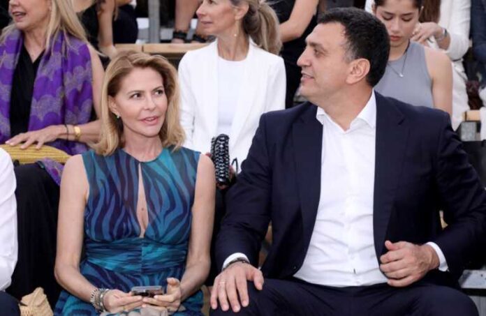 Τζένη Μπαλατσινού: Σε λαμπερή επίδειξη μόδας μαζί με τον Βασίλη Κικίλια – Εντυπωσιακή με κόκκινη δημιουργία