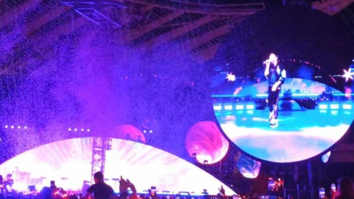 Χαμός στη συναυλία των Coldplay – Ονειρικό σκηνικό στο κατάμεστο ΟΑΚΑ