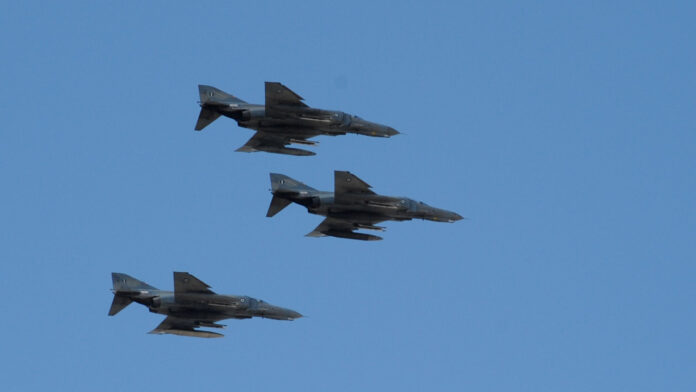 f16-polemikiaeroporia-intime.jpg