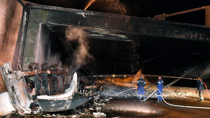 Κατεδάφιση γέφυρας στον Ισθμό: Επί τόπου Σταϊκούρας και Χρυσοχοΐδης – Πώς διεξάγεται η κυκλοφορία στην εθνική οδό