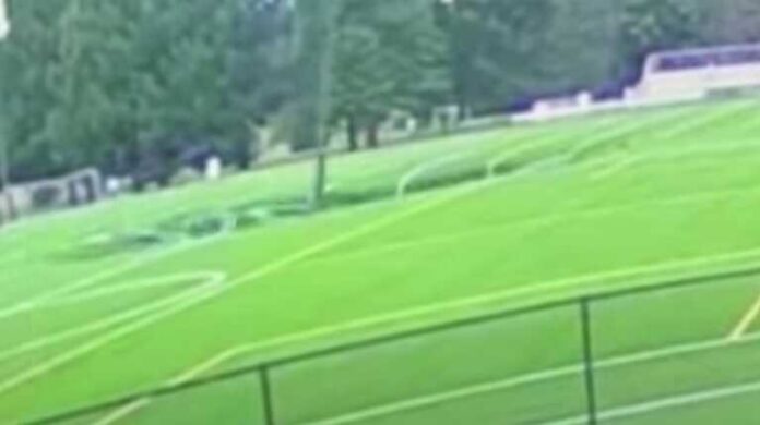 Γιγαντιαία τρύπα άνοιξε στη μέση γηπέδου στο Ιλινόις της Αμερικής