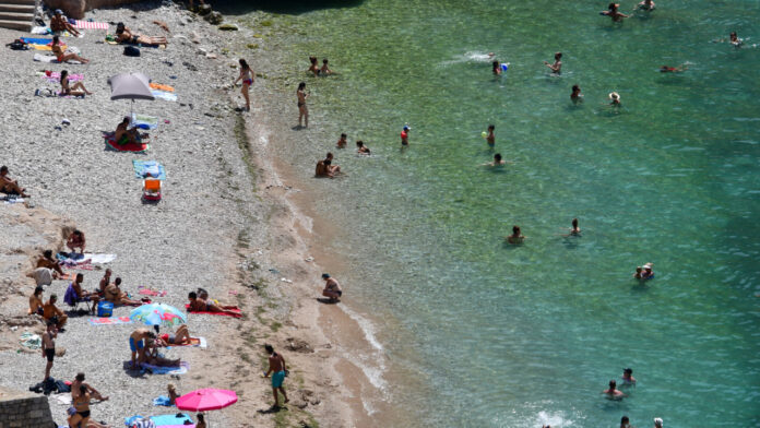 Καιρός: Με 39άρια και αφρικανικική σκόνη ξεκινάει η βδομάδα