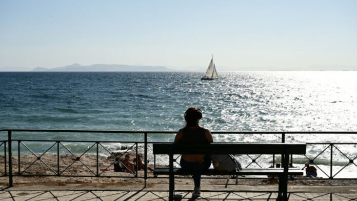 Καιρός: Τοπικές βροχές και μικρή πτώση της θερμοκρασίας σήμερα