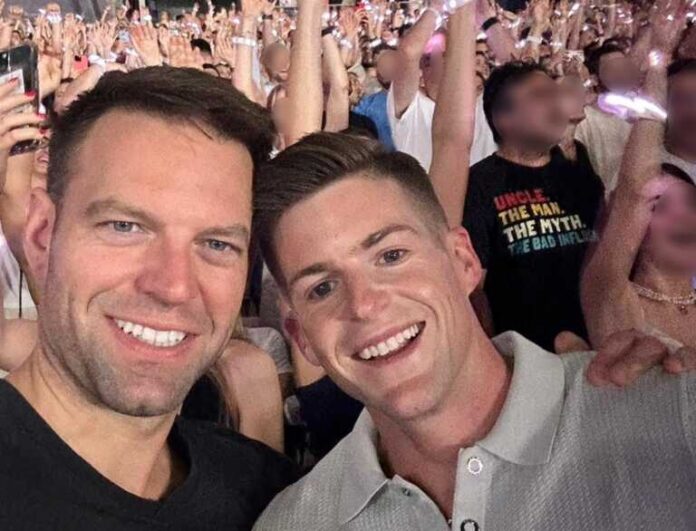 Και ο Στέφανος Κασσελάκης με τον σύζυγό του Τάιλερ Μακμπέθ στη συναυλία των Coldplay