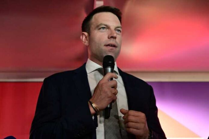 Ο αδερφός του Στέφανου Κασσελάκη επιτίθεται στους 87: «Θέλουμε συμφέροντα, διαπλοκή και μαύρο χρήμα»