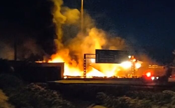 Αποκαταστάθηκε η κυκλοφορία στο ρεύμα της εθνικής οδού προς Αθήνα, μεγάλες ζημίες σε αερογέφυρα