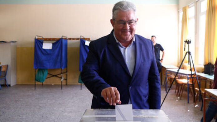 Ευρωεκλογές: Στη Νέα Ιωνία ψήφισε ο Δημήτρης Κουτσούμπας