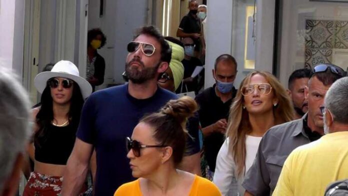 Δύο ξένοι Τζένιφερ Λόπεζ και Μπεν Άφλεκ στην αποφοίτηση του γιου του ηθοποιού