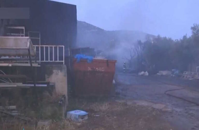 Καταστράφηκε ολοσχερώς αποθήκη ξυλείας στο Μαρκόπουλο