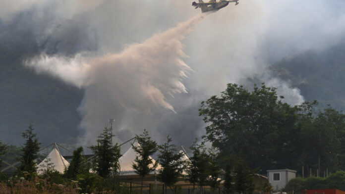 Η Νάπολη έχει καλυφθεί από στάχτη εξαιτίας μεγάλης πυρκαγιάς