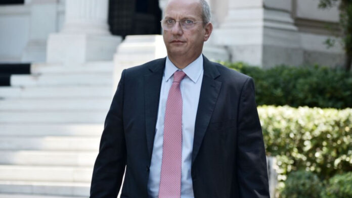 Οικονόμου: Αντιγραφή, αποϊδεολογικοποίηση, αποχή