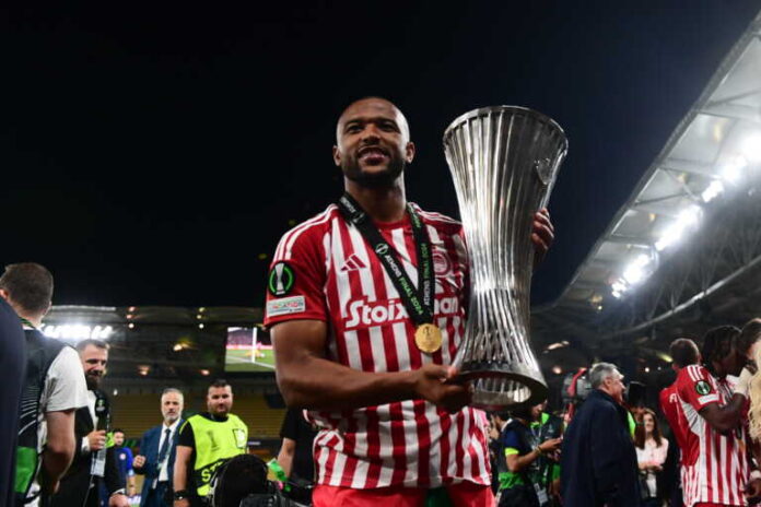 Ολυμπιακός: Το τρόπαιο του Conference League στη νέα φανέλα των «ερυθρόλευκων»