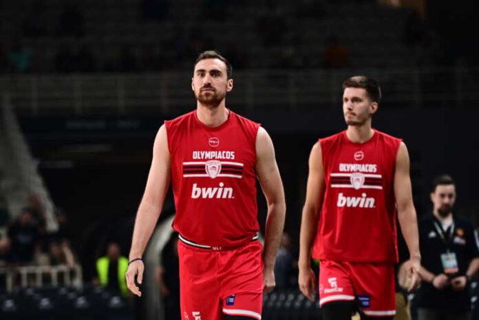 Παναθηναϊκός – Ολυμπιακός: Ανθοδέσμες από τους Πειραιώτες στον πάγκο του τριφυλλιού για τον Πάρη Δερμάνη