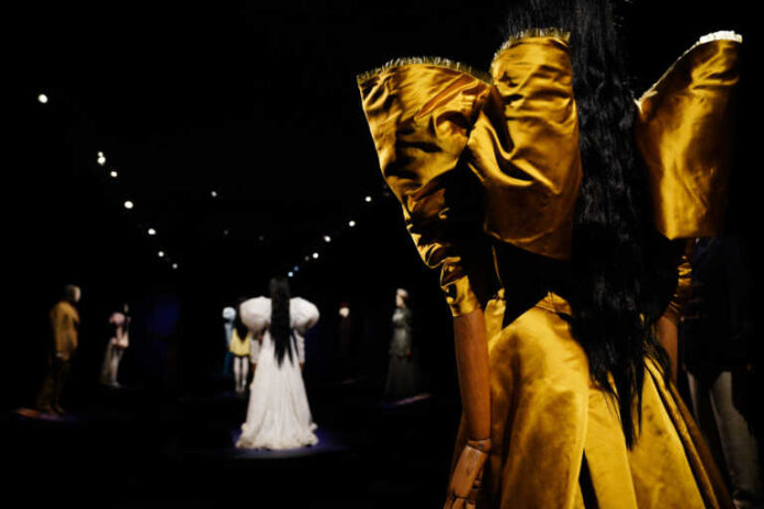 Τα κοστούμια της ταινίας «Poor Things»από τα Όσκαρ στο Μουσείο Μπενάκη