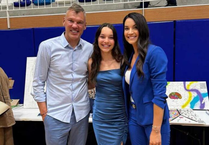 Ο Σαρούνας Γιασικεβίτσιους και η Άννα Δούκα φωτογραφήθηκαν περήφανοι με την κόρη τους Άιλα