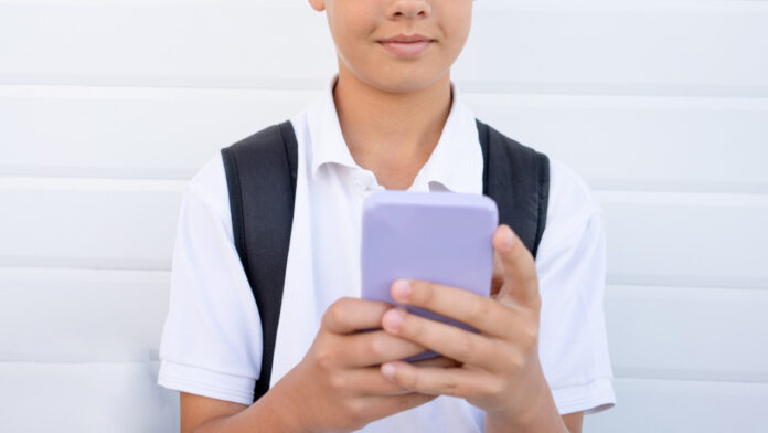 Προειδοποιητική σήμανση για την προστασία των εφήβων στα social ζητά ο αρχίατρος των ΗΠΑ