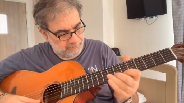 Σταρόβας: Παίζει κιθάρα πρώτη φορά μετά το εγκεφαλικό επεισόδιο και συγκινεί – Δείτε βίντεο
