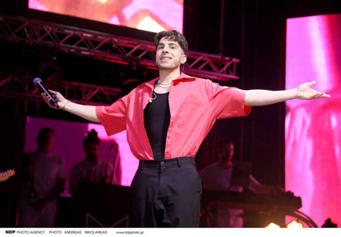 Ποιος είναι ο καλλιτέχνης ZAF που τραγούδησε on stage με τον Chris Martin των Coldplay